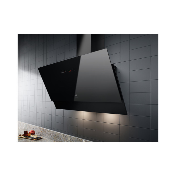 Hotte décorative inclinée 60cm noire Electrolux LFV426K